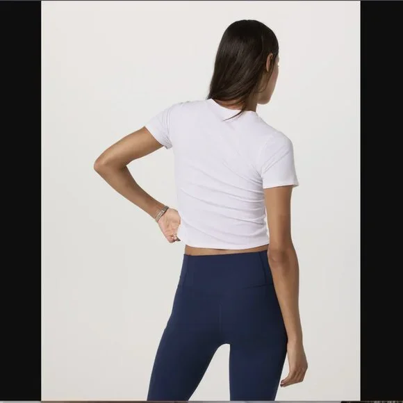 -NWT- VUORI POSE FITTED TEE IN WHT SZ S - Picture 2 of 4